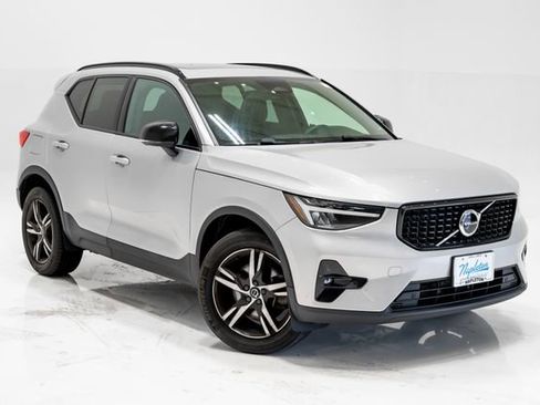 Used 2023 Volvo XC40 B5 Plus AWD/4WD image 5