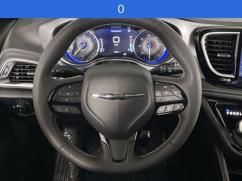 Used 2025 Chrysler Pacifica Limited FWD image 14