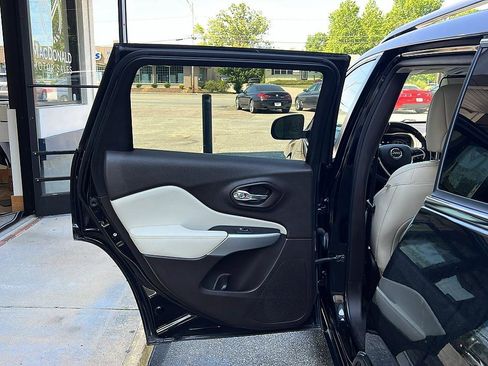 Used 2018 Jeep Cherokee Overland w/ Technology Group FWD image 30