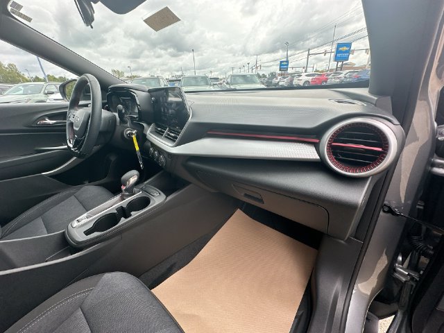 Used 2024 Chevrolet Trax RS FWD image 33