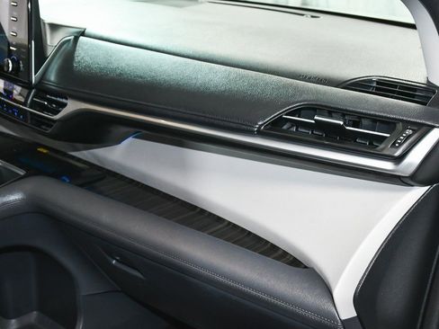 Used 2023 Toyota Sienna Limited image 61