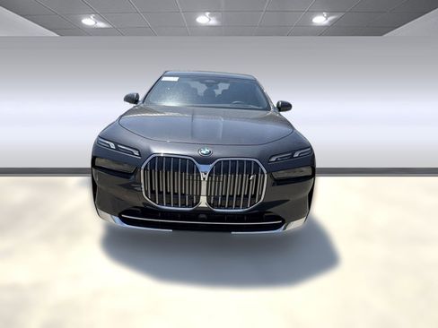 Used 2025 BMW i7 eDrive50 w/ Premium Package image 5