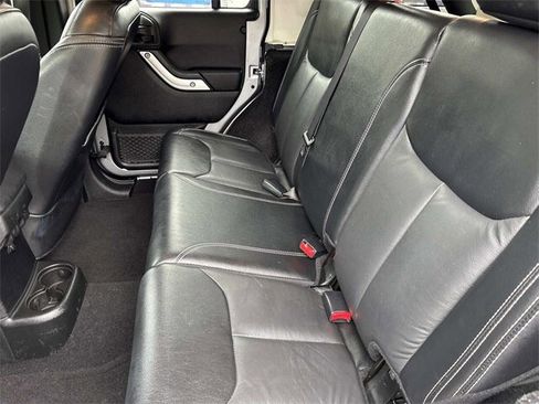 Used 2018 Jeep Wrangler Unlimited Rubicon w/ Connectivity Group image 18