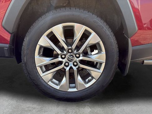 Used 2019 Toyota RAV4 XLE Premium w/ Cold Weather Package AWD/4WD image 17