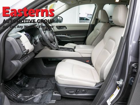 Used 2023 Nissan Pathfinder SL AWD/4WD image 13