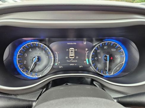 Used 2023 Chrysler Pacifica Touring-L FWD image 28
