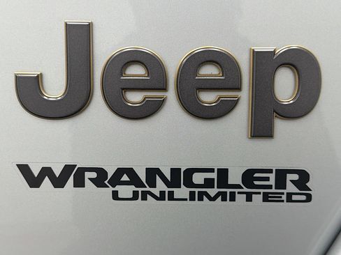 Used 2022 Jeep Wrangler Unlimited Rubicon w/ Trailer Tow Package image 12