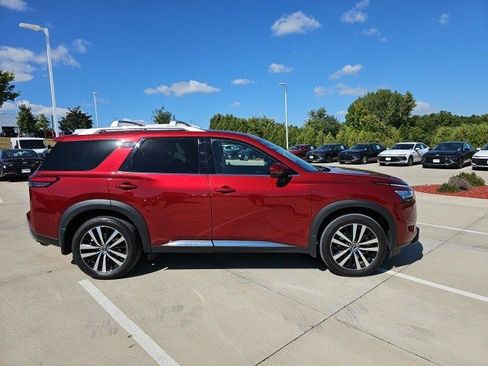 Used 2024 Nissan Pathfinder Platinum w/ Cargo Package image 7