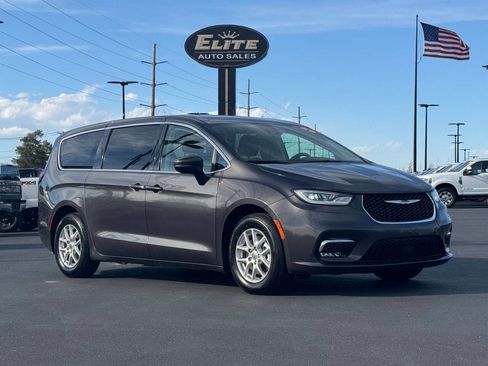 Used 2023 Chrysler Pacifica Touring-L FWD image 1