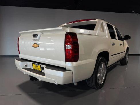 Used 2013 Chevrolet Avalanche LTZ RWD image 5
