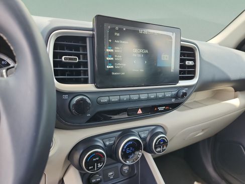 Used 2020 Hyundai Venue FWD image 12