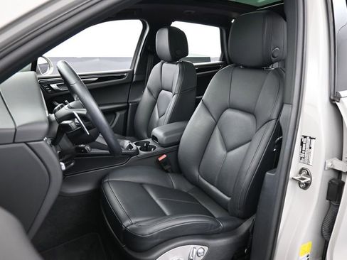 Certified 2023 Porsche Macan Turbo AWD/4WD image 5