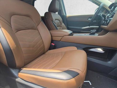Used 2025 Nissan Pathfinder Platinum w/ Cargo Package FWD image 18
