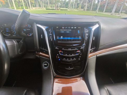 Used 2018 Cadillac Escalade ESV Premium Luxury AWD/4WD image 9