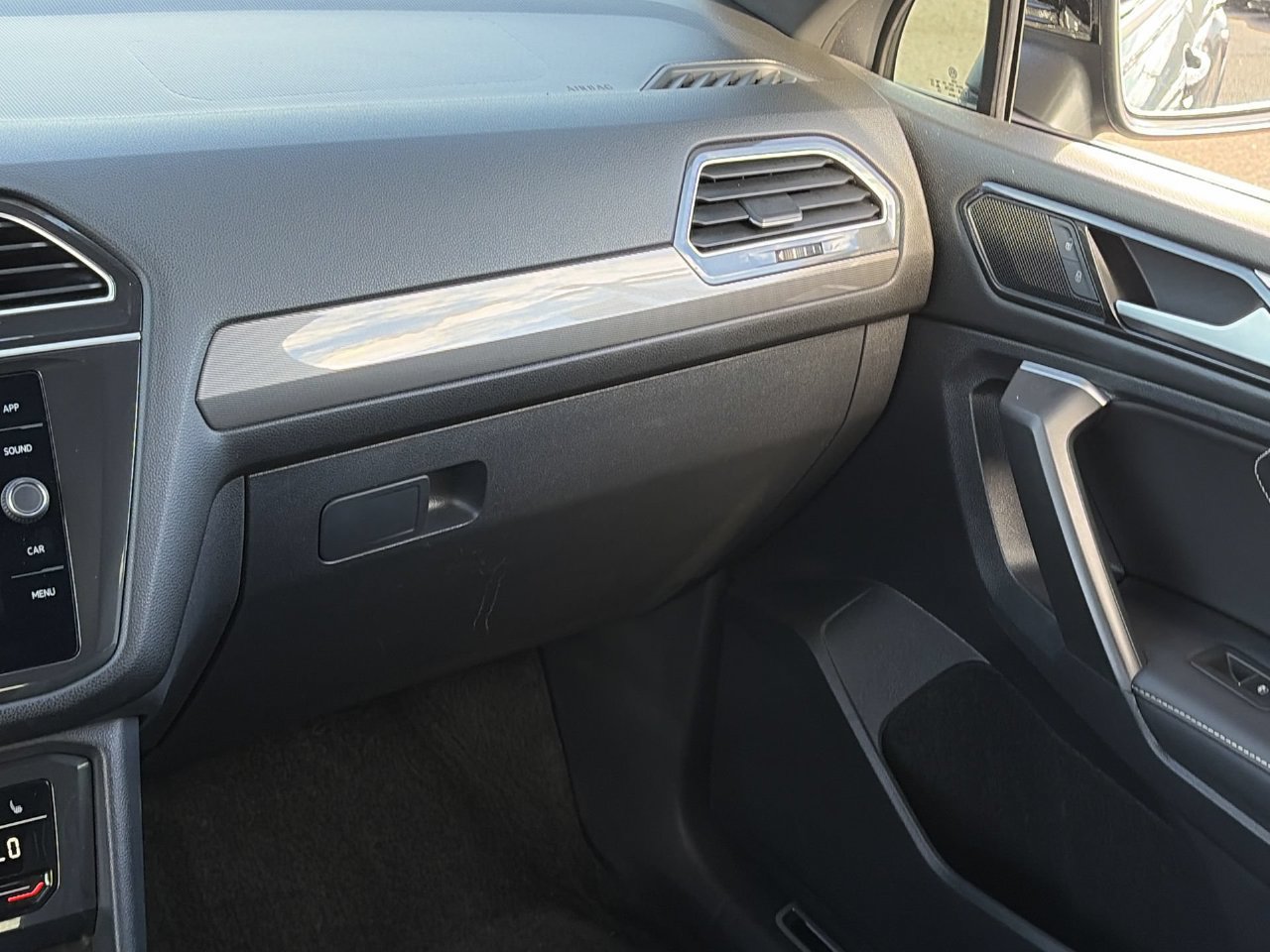 Used 2024 Volkswagen Tiguan SE R-Line FWD image 15