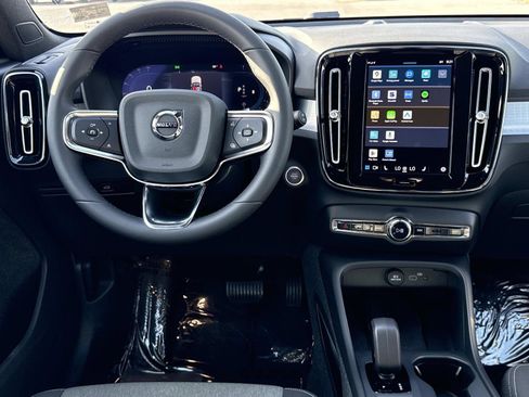 Used 2024 Volvo XC40 B5 Core image 2