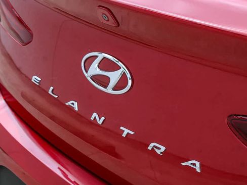 Used 2019 Hyundai Elantra SE FWD image 11