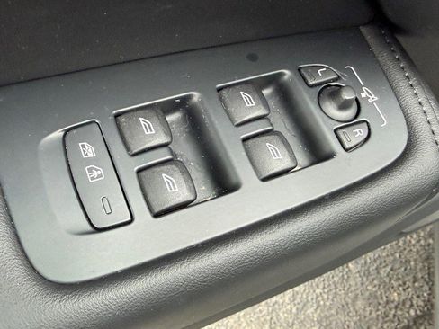 Certified 2023 Volvo XC60 B5 Plus w/ Climate Package image 15