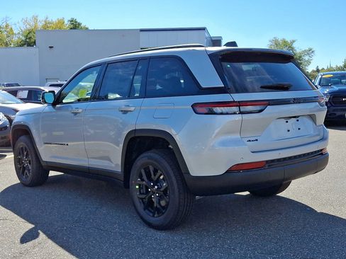 New 2025 Jeep Grand Cherokee Altitude image 3