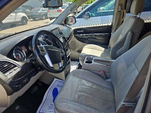 Used 2013 Chrysler Town & Country Touring-L w/ Driver Convenience Group FWD image 9