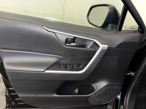 Used 2022 Toyota RAV4 LE AWD/4WD image 10