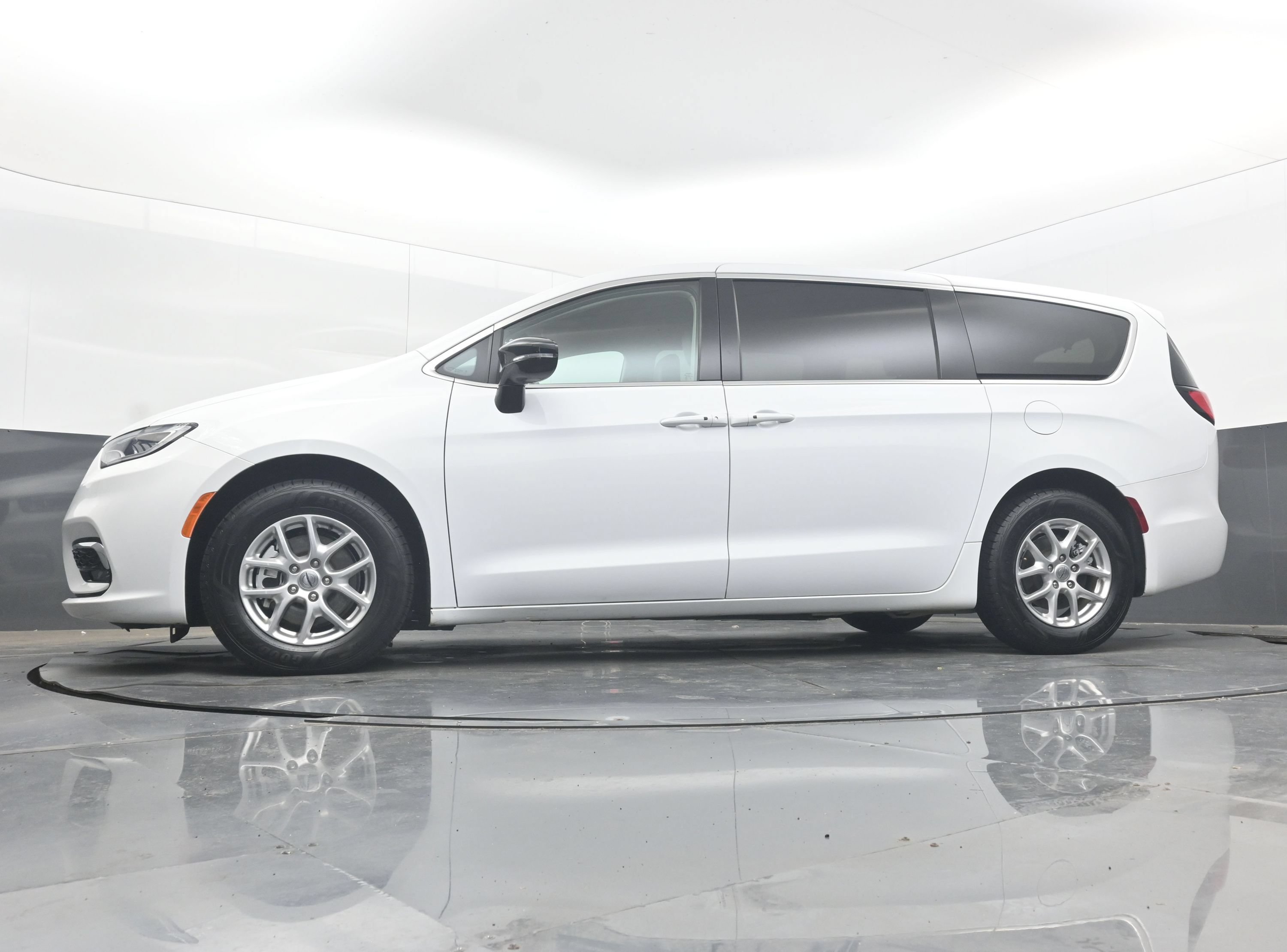 Used 2024 Chrysler Pacifica Touring-L FWD image 29