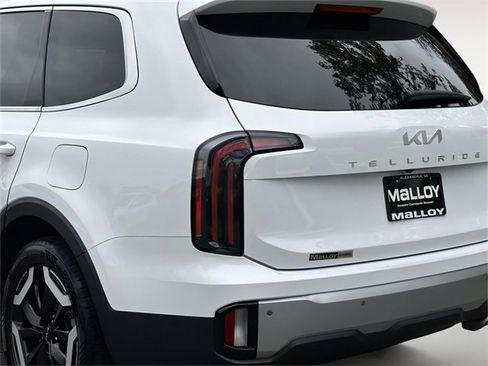 Used 2023 Kia Telluride EX w/ EX Captain's Chair Package image 6
