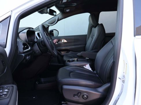 New 2026 Chrysler Pacifica Select FWD image 8