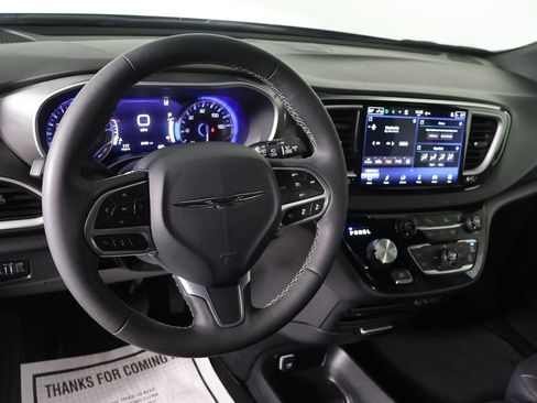 Used 2025 Chrysler Pacifica Select FWD image 22