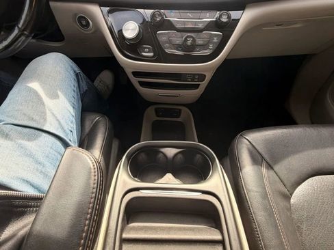 Used 2019 Chrysler Pacifica Touring-L image 10