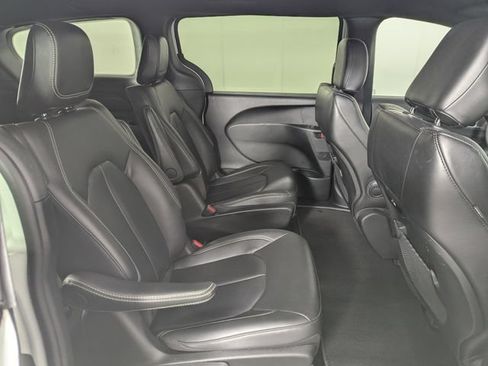 Used 2024 Chrysler Pacifica Limited FWD image 25