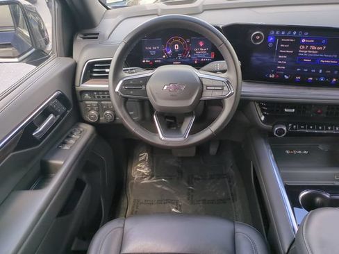 Used 2025 Chevrolet Suburban Z71 AWD/4WD image 19