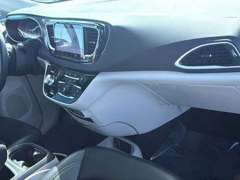 Used 2023 Chrysler Pacifica Touring-L image 12