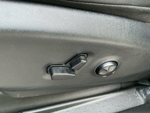 Used 2025 Chrysler Pacifica Limited FWD image 25