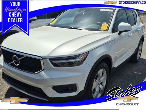 Used 2022 Volvo XC40 T5 Momentum AWD/4WD image 1