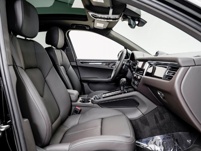 Certified 2026 Porsche Macan AWD/4WD image 26