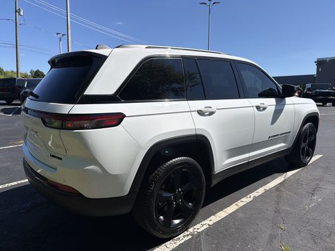 Used 2025 Jeep Grand Cherokee Limited w/ Black Appearance Package AWD/4WD image 8
