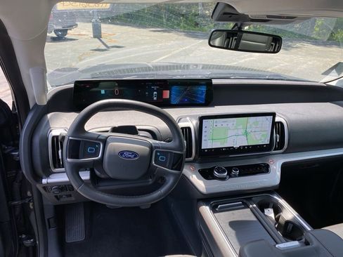 Used 2025 Ford Expedition Max Active AWD/4WD image 10