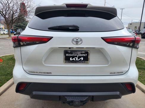Used 2022 Toyota Highlander XLE AWD/4WD image 6