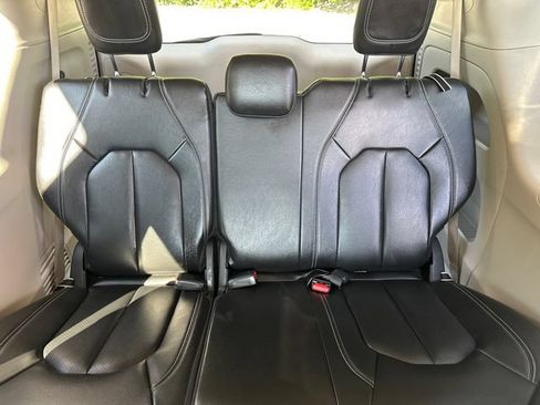 Used 2022 Chrysler Pacifica Touring-L FWD image 18