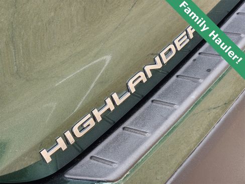 Used 2024 Toyota Highlander XLE image 11