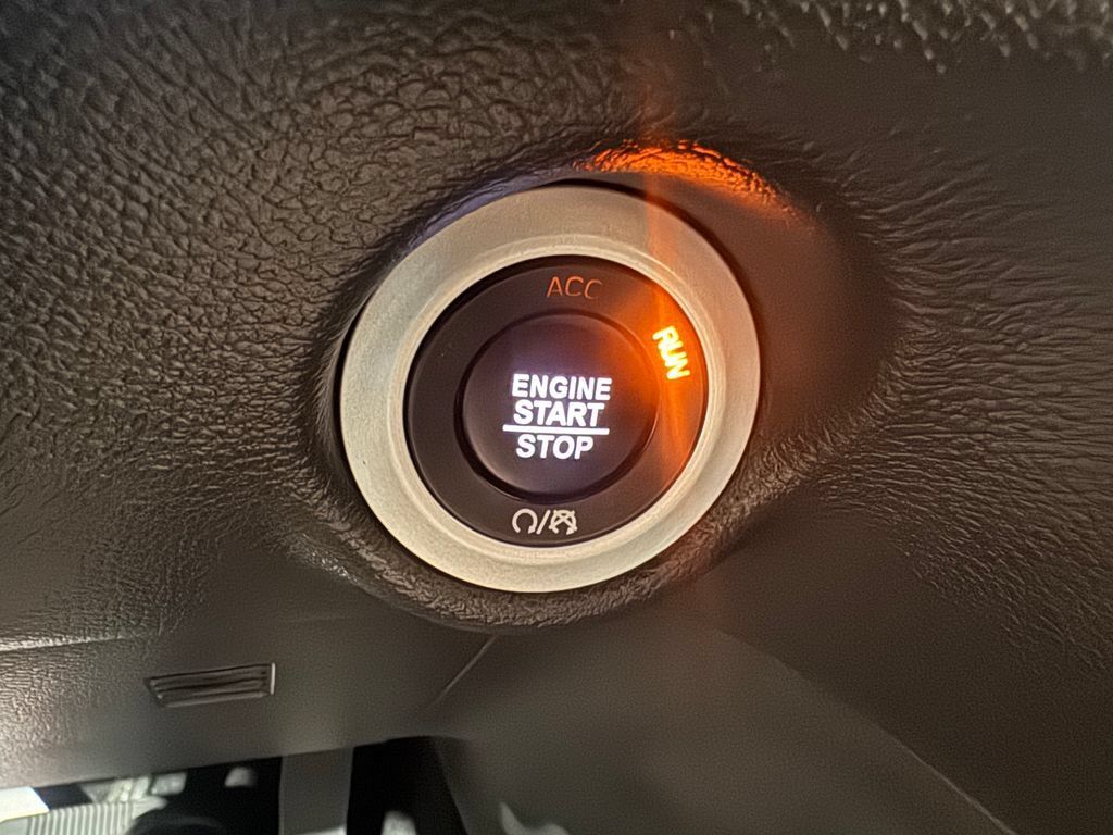 Used 2025 Chrysler Pacifica Select FWD image 41