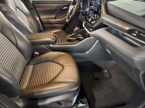 Used 2024 Toyota Highlander XSE FWD image 20
