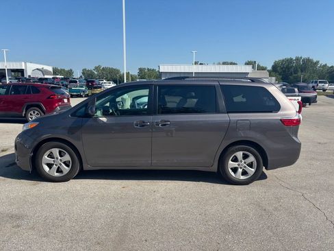 Used 2015 Toyota Sienna LE FWD image 3