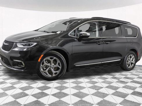 Used 2023 Chrysler Pacifica Limited image 2