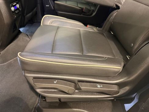 Used 2022 GMC Yukon SLT w/ SLT Luxury Package image 29