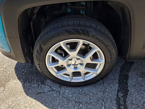 Used 2022 Jeep Renegade Latitude AWD/4WD image 10