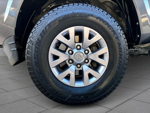 Used 2017 Toyota Tacoma SR5 w/ Tow Package image 10