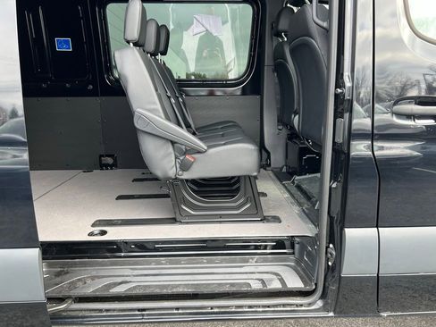 Used 2024 Mercedes-Benz Sprinter 2500 image 21