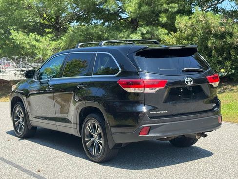 Used 2019 Toyota Highlander LE AWD/4WD image 4